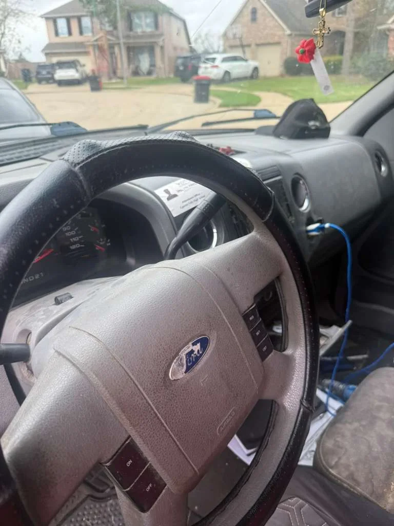 vehicle ignition and dashboard checked during key service, real company service photo 3